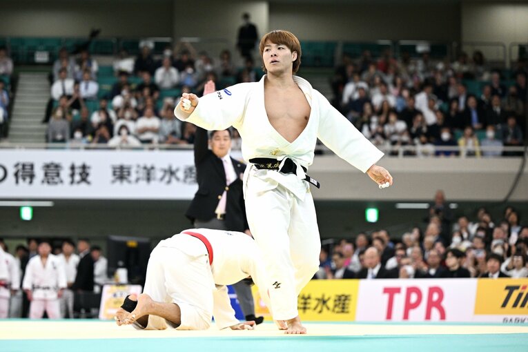 81kgの佐藤佑治郎に一本勝ちした阿部一二三　©AFLO