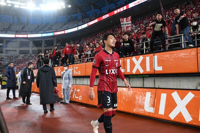 ゴール裏のサポーターに思いを伝える昌子源