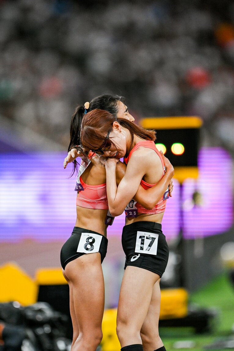 東京世界陸上女子5000m予選での田中希実と山本有真（連続写真）【スワイプするとそのほかの写真もご覧になれます】　©Nanae Suzuki