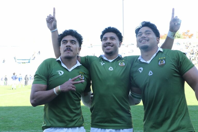 大東大の留学生トリオ。左からハニテリ・ヴァイレア、タヴァケ・オト、リサラ・フィナウ　©Nobuhiko Otomo