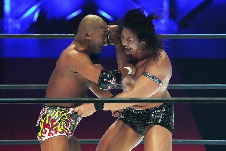 竹下幸之介の強烈なエルボー。7月21日、両国国技館　©Masashi Hara