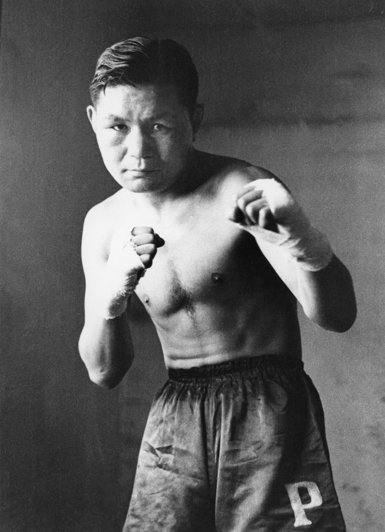 ファイティングポーズのピストン堀口（1947年撮影）　©Mainichi Newspaper/AFLO