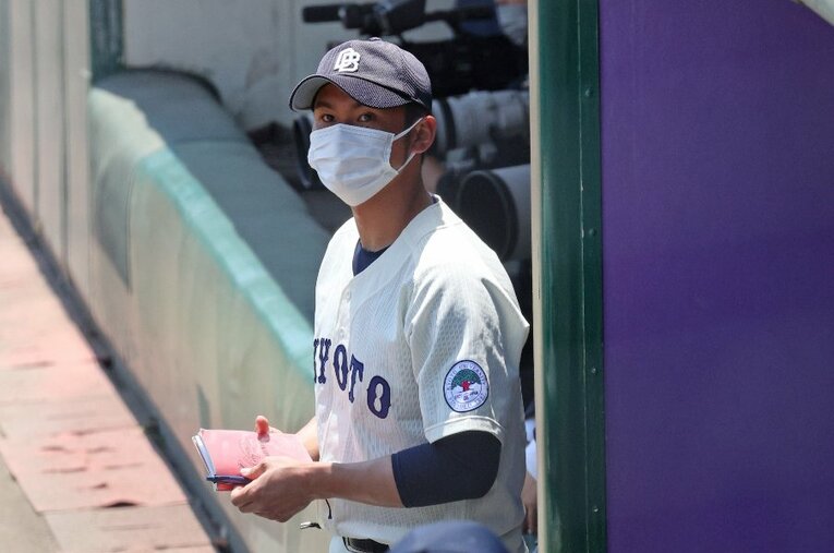 2022年5月、京都大学野球部監督として指揮をとる近田怜王。国内屈指の名門大学で元プロ野球選手の青年監督が誕生した経緯とは ／ photograph by JIJI PRESS