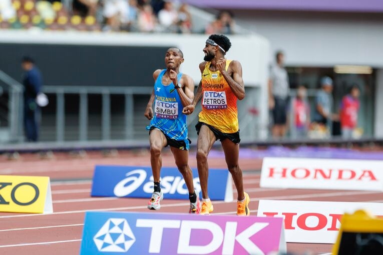 【1枚目／11枚】衝撃のマラソン「写真判定」シンブとペトロスのデッドヒートを連続写真で！　©Kiichi Matsumoto