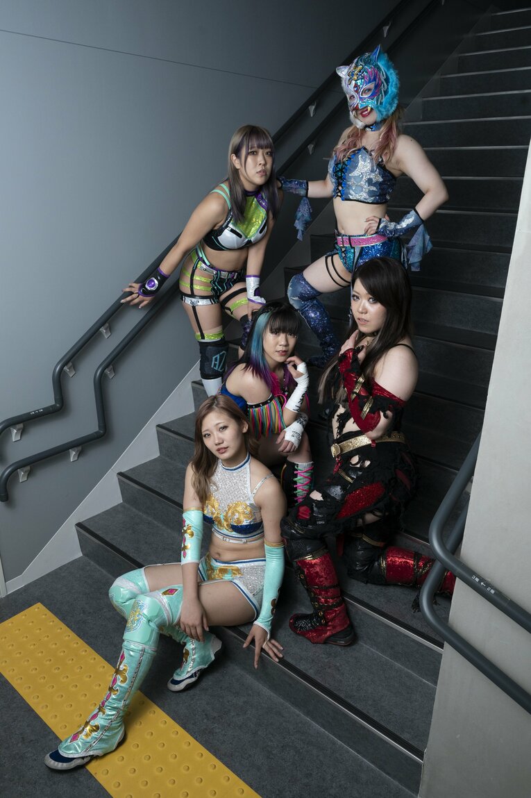 NEO GENESISのメンバー。下段から天咲光由、星来芽依、鈴季すず、AZM、スターライト・キッド