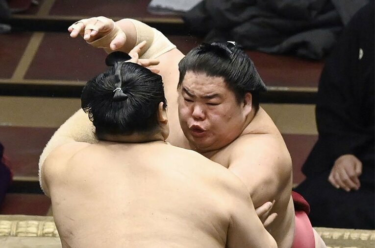 初場所千秋楽、隠岐の海（手前）を攻める大栄翔。突き出しで破り、初優勝を果たした ／ photograph by KYODO