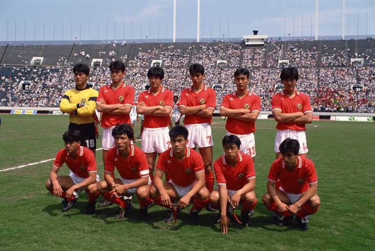 後に2人は原博実、井原正巳らとともに代表でプレー。後列左が森下氏、前列右が水沼氏　©Shinichi Yamada/AFLO