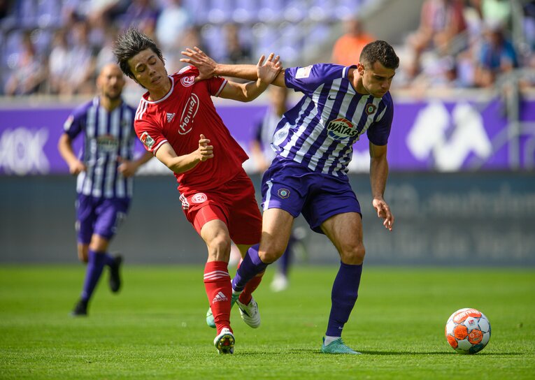 2021年、デュッセルドルフ加入当時の田中。相手選手と比べて線の細さが目立つ　©Getty Images