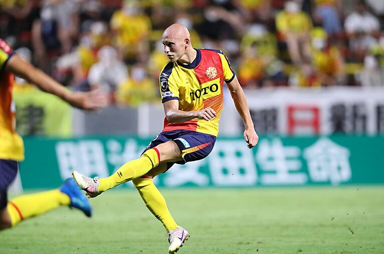 現在、J2得点ランク2位の8得点を挙げる北九州FWディサロ燦（あきら）シルヴァーノ。巧みな動き出しと正確な左足のシュートが武器のストライカーだ。 ／ photograph by GIRAVANZ