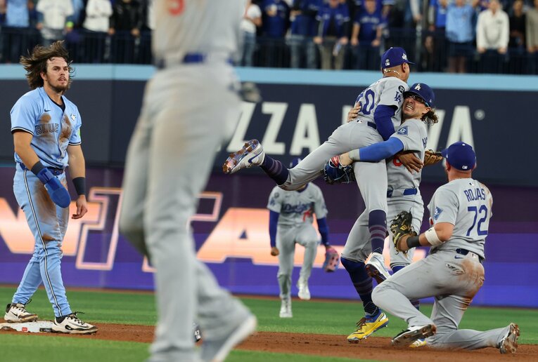 神連携の直後に抱き合うベッツとキケ、かみしめるロハス【スワイプするとそのほかの写真もご覧になれます】　©Getty Images