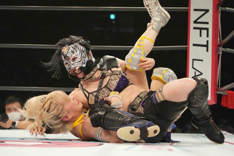 なつぽいを押さえ込むスターライト・キッド