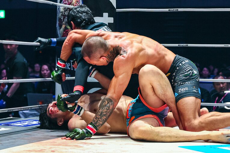 右フックからのパウンド連打を浴び、レフェリーがストップした瞬間　©RIZIN FF Susumu Nagao