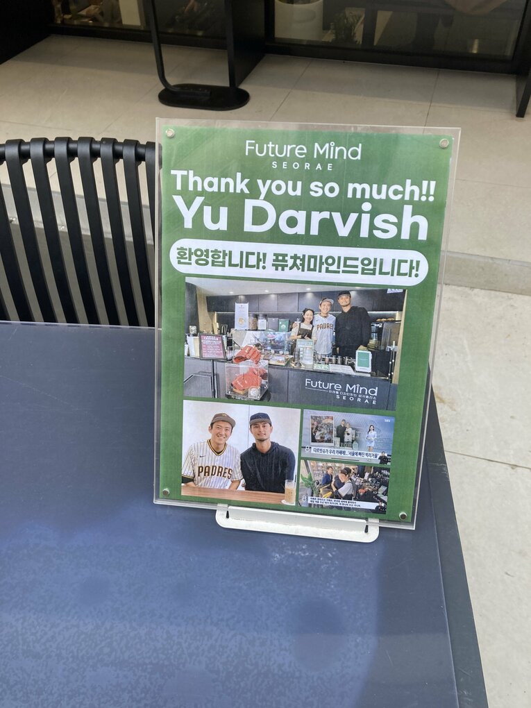 カフェ前に展示されている写真　©Che Sukyoung