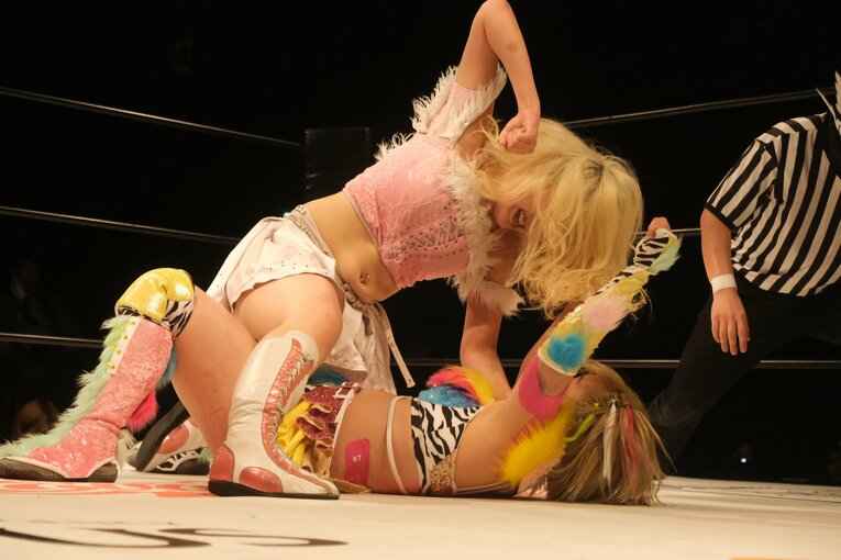 “闘うバービー人形”の急成長…見た目は派手でも練習熱心、Chi Chiをベテラン選手も絶賛「いきなり髪の毛掴んできたからね（笑）」(16)