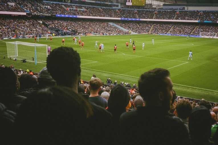 マンチェスター・シティの本拠地エディハド・スタジアムで行われたリーグ第33節。カメラマン延命氏はスタンドから世界最高峰のピッチに立つ従兄弟にレンズを向け続けた　©︎Yudai Emmei