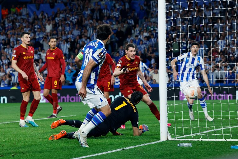 久保建英がELで味わった「先発落ち→敗退」での怒り・悲しみを撮った「タケ！と不調ソシエダサポが期待したが…」〈代表合流前にゴール〉(37)