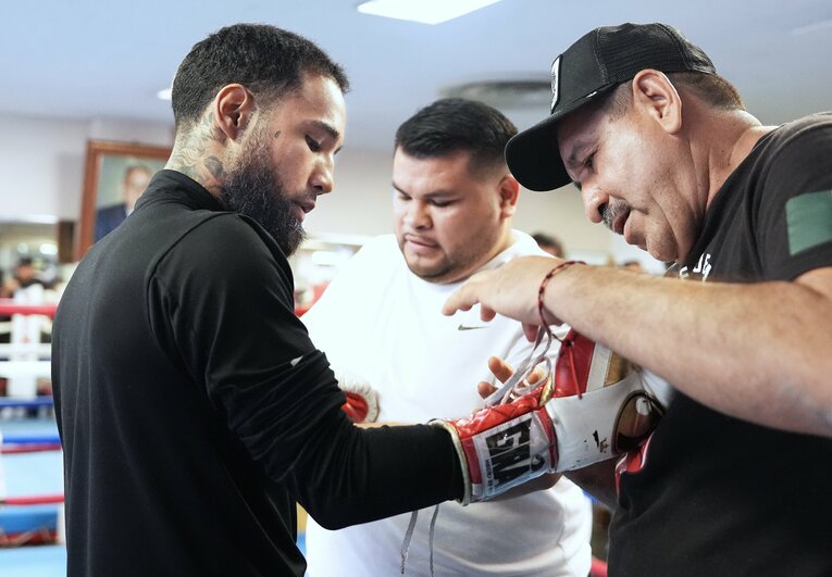 グローブをはめてミット打ちへ　©Naoki Fukuda