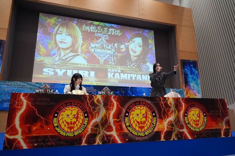 「1.4」東京ドーム大会の記者会見に臨んだ朱里と上谷沙弥。11月4日、テレビ朝日　©Essei Hara