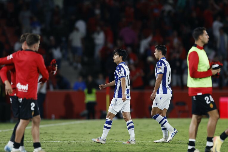 「久保建英と浅野拓磨が笑顔で握手」4年ぶり日本人対決で敗戦にイラ立っても久保がスペイン語で語った「荷車を引くんだ」…カメラマンが見た事実(16)