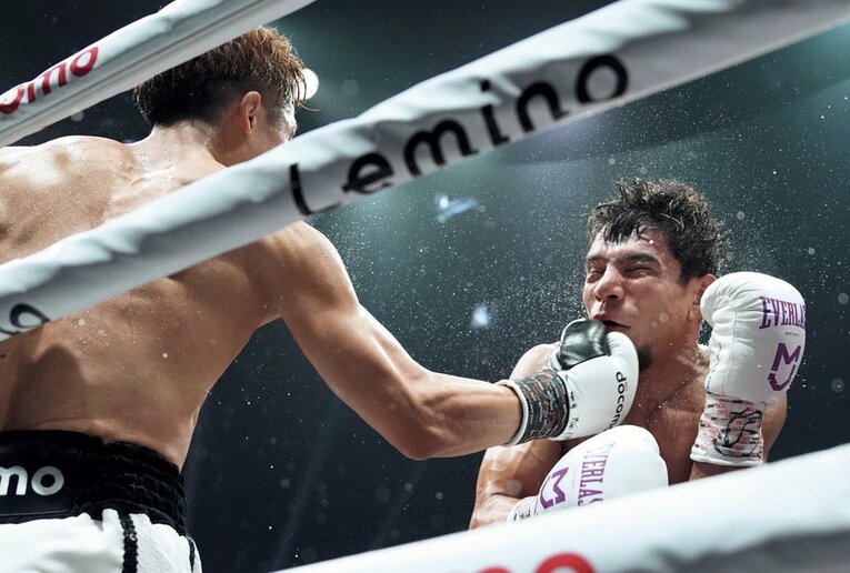 元2団体統一王者の挑戦者ムロジョン・アフマダリエフは大差の判定で敗れた　©Naoki Fukuda