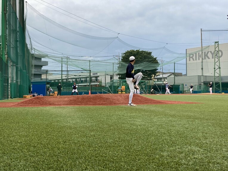 投球練習中の沖政宗（立教大2年）　©Number Web