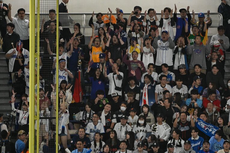 プレミア12、レフトスタンドの一角に台湾応援団が　©Nanae Suzuki