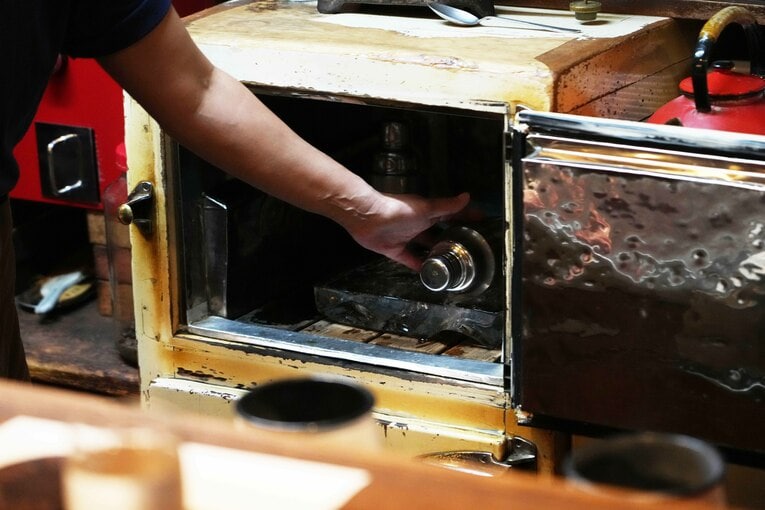 昔ながらの木の冷蔵庫。ランブレッソなどはこの氷で冷やされる　©Essei Hara