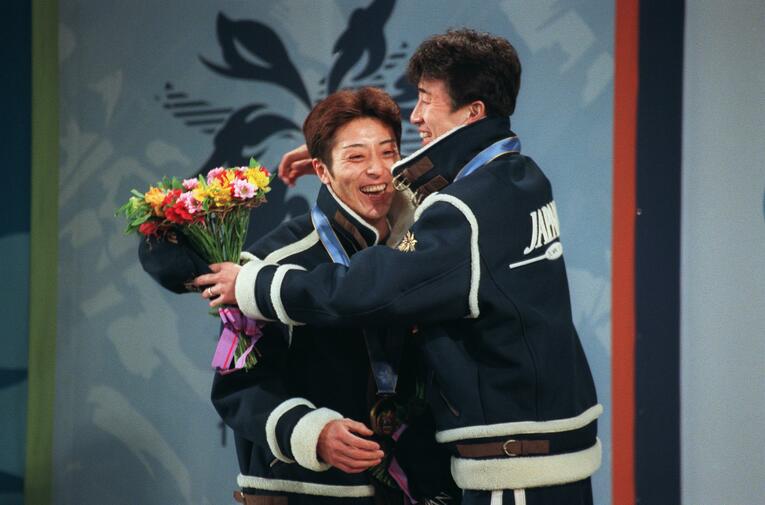 長野五輪、抱き合う船木と原田　©JIJI PRESS