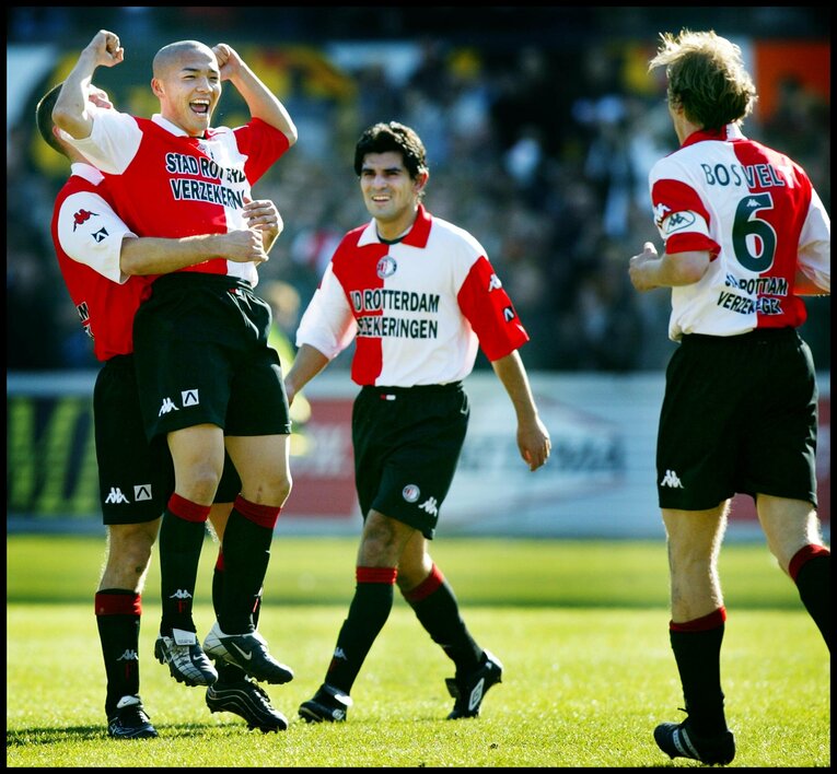 主将のボスフェルト（右）らとフェイエノールトの中盤を構成した小野伸二（2002年3月）　©️Hollandse-Hoogte/AFLO