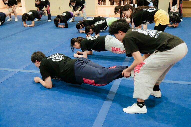 現在の東外大チアリーディング部の練習風景。部員は80人を超えるという　©Wataru Sato