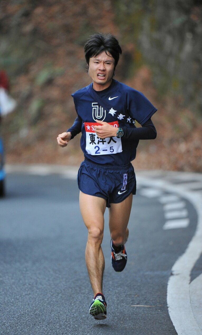 2012年の箱根駅伝5区。首位を独走する東洋大・柏原竜二。この前年、東洋大は早稲田大にわずか21秒差で敗れ、総合優勝を逃し、「その1秒をけずりだせ」のスローガンが生まれた　©JIJI PRESS