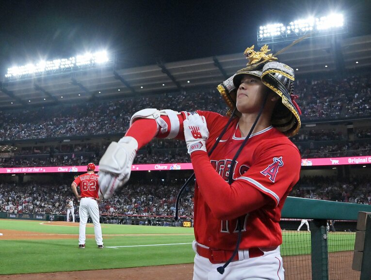 兜をかぶっておなじみのパフォーマンス　©JIJI PRESS