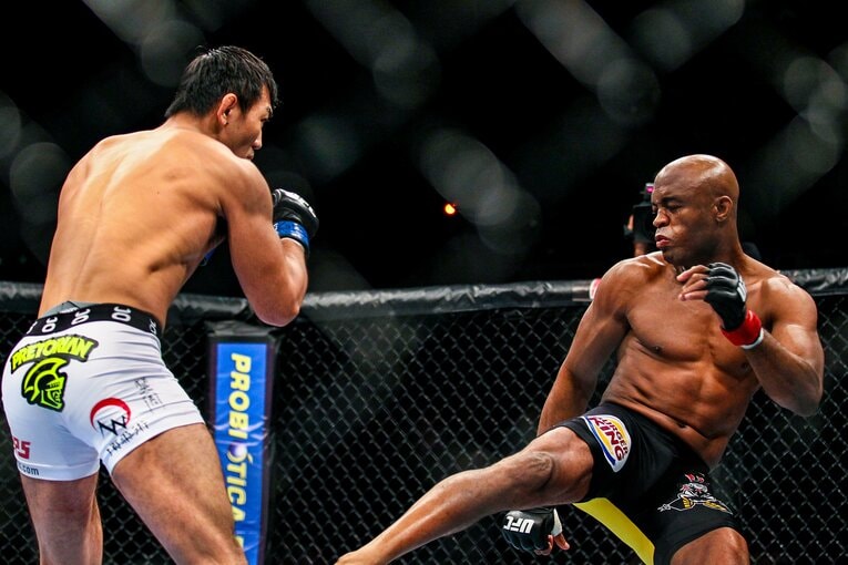 長い手足を活かした打撃で岡見勇信を攻めるアンデウソン・シウバ　©Susumu Nagao