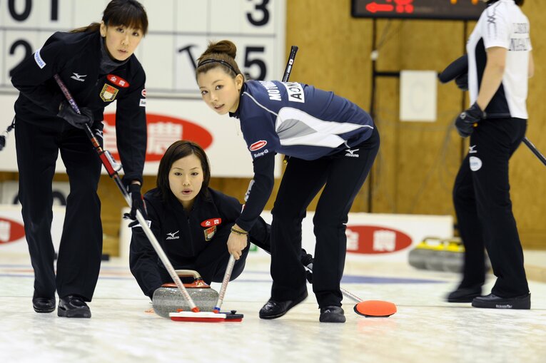 【カーリング女子レア写真】09年の石崎琴美、近江谷杏菜、本橋麻里…写真は右に続きます　　©Toshiya Kondo