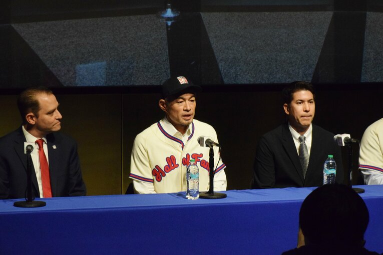 米野球殿堂博物館で記者会見するイチローさん　©JIJI PRESS