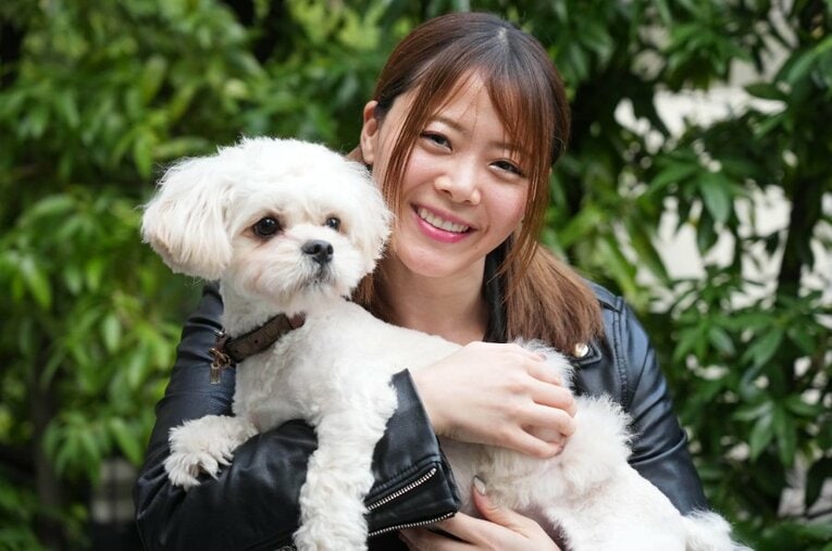 プロレスラー生活15周年を迎える岩谷麻優の心を癒してくれるのは犬や猫たち。愛犬のボブと ／ photograph by Essei Hara
