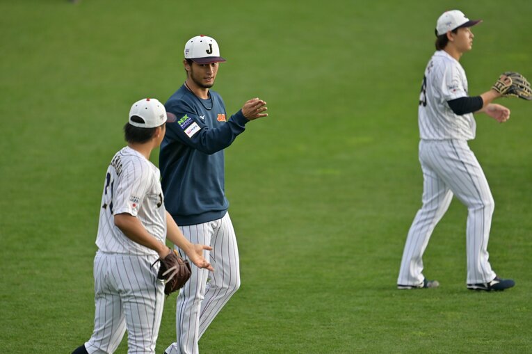 今永と意思疎通を図るダルビッシュ　©Hideki Sugiyama