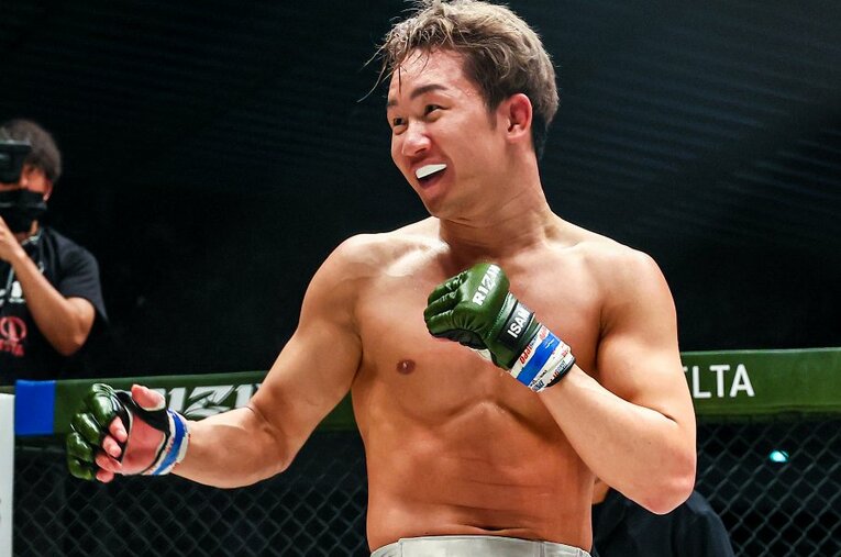 RIZIN LANDMARK 5にて牛久絢太郎との対戦中に笑みをこぼす朝倉未来 ／ photograph by RIZIN FF Susumu Nagao