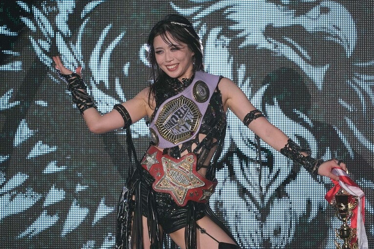 赤いベルトとSTRONG女子王座の防衛に成功した上谷沙弥は笑顔を見せる。11月3日、大田区総合体育館　©Essei Hara