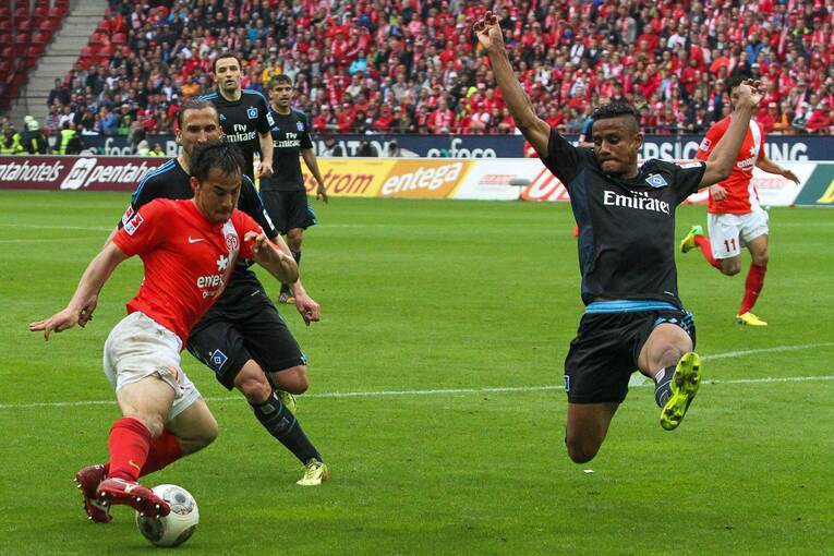 深い切り返しからリーグ15得点目を決めた岡崎。進化を証明する一打だった　©︎AFLO