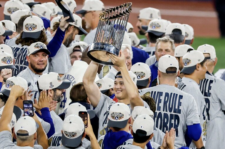 【ドジャースのテレビに映らない名場面】死闘となったワールドシリーズ第7戦を制し、歓喜に沸くドジャースナイン。その中で大谷翔平がトロフィーを掲げる　©GINA FERAZZI /Los Angeles Times