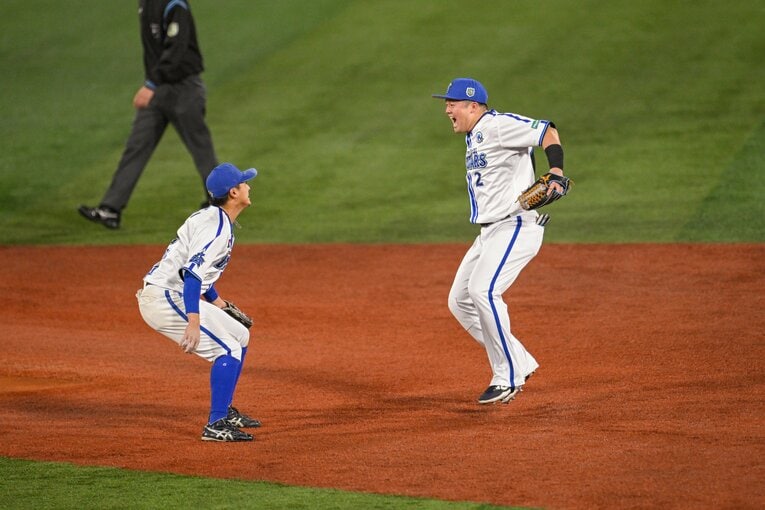 日本シリーズ第6戦、ベイスターズ優勝が決まった瞬間。牧秀悟（右）と森敬斗がジャンプハグするまでの連続写真（1枚目／全5枚）©︎Nanae Suzuki