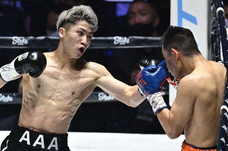 6月7日、WBA/IBF/WBC世界バンタム級の3団体統一戦。井上尚弥（29歳）がノニト・ドネア（39歳）を2回1分24秒TKOで下し、日本人初の3団体統一王者に ／ photograph by AFLO