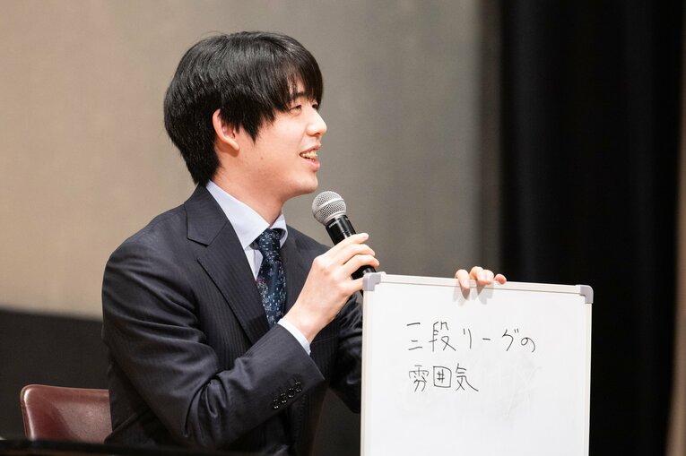 普段の公式戦では見られない……藤井聡太竜王・名人の素朴な笑顔と“素の表情”（全20枚超）　©Nanae Suzuki