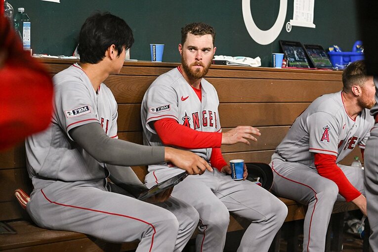 【大谷さん、ベンチでの愛されショット】ウォルシュと談義 ／ photograph by Nanae Suzuki