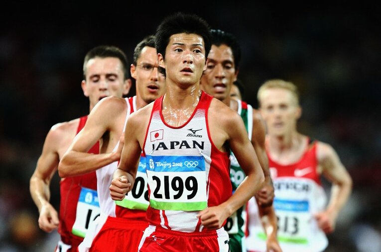 早稲田大在学中の2008年、竹澤健介は北京五輪の男子5000mと1万mに出場。座骨神経痛などの故障を抱えながらも、箱根駅伝との両立に挑んだ ／ photograph by Getty Images