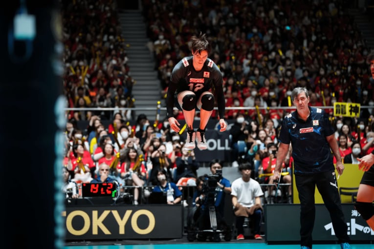 高橋藍の跳躍力がわかる一枚（ブラン監督は身長193cm）　©︎FIVB
