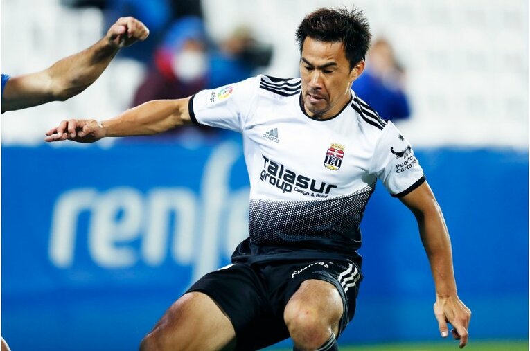 柴崎岳vs岡崎慎司が《ユニフォームを引っ張ってバチバチ》 撮影カメラマンが凍えそうな雨中で捉えた“熱いバトル”の瞬間(34)