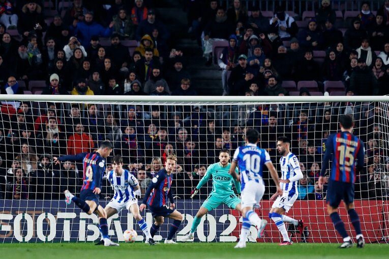 「クボのことは知ってるよ」バルササポに久保建英が笑顔で… 放送なしが惜しい「名手ブスケッツが声を荒げた」鮮烈プレー〈現地撮影〉(23)