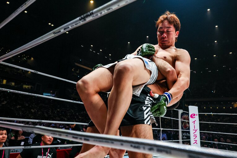 シェイドゥラエフのジャーマンスープレックス（1枚目／全2枚） ©Susumu Nagao